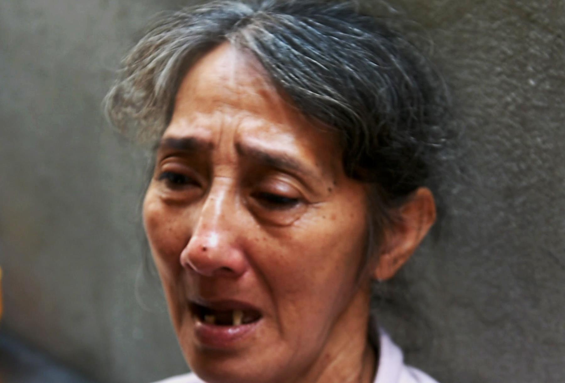 Xe Lexus lao vao dam tang anh 2