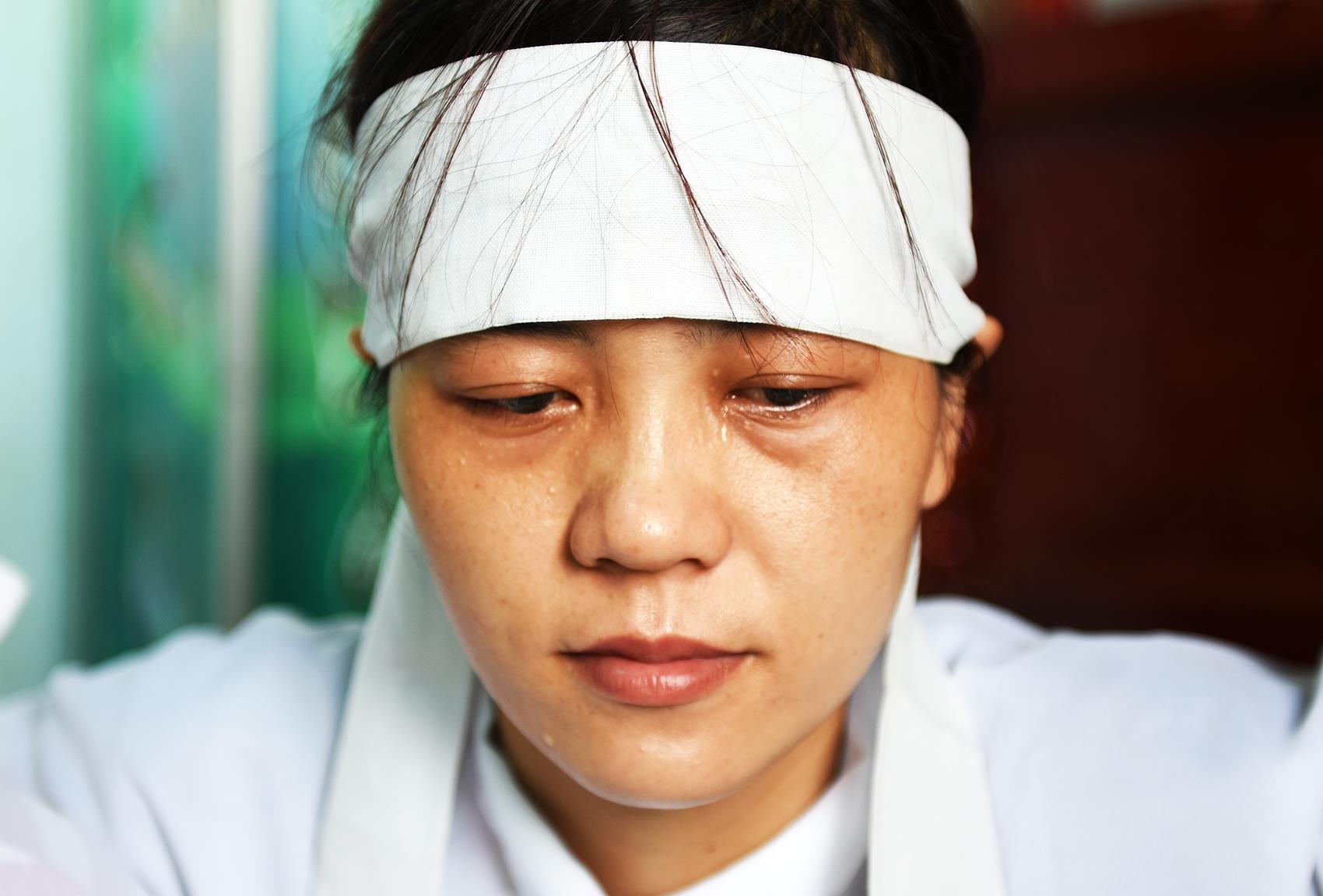 Xe Lexus lao vao dam tang anh 1