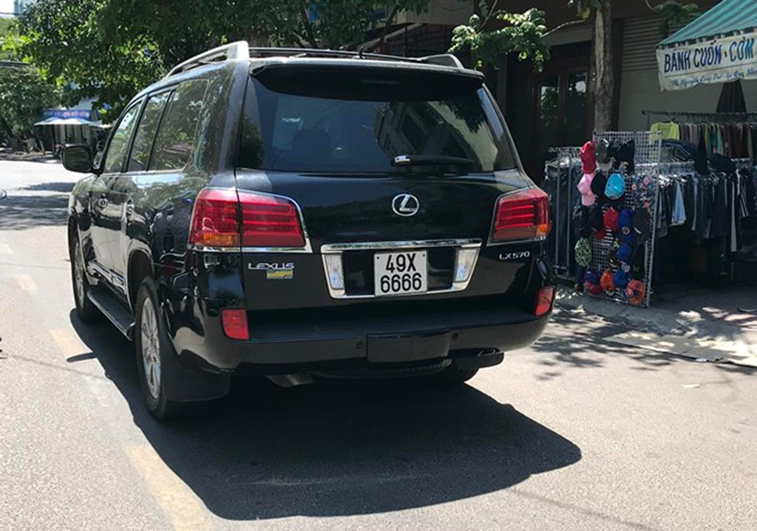 Xe Lexus lao vao dam tang anh 2