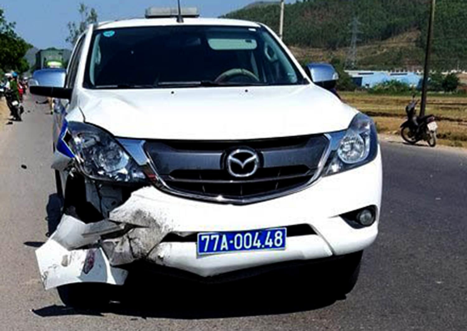 Nguoi chay xe may tu nan sau va cham voi oto canh sat hinh anh