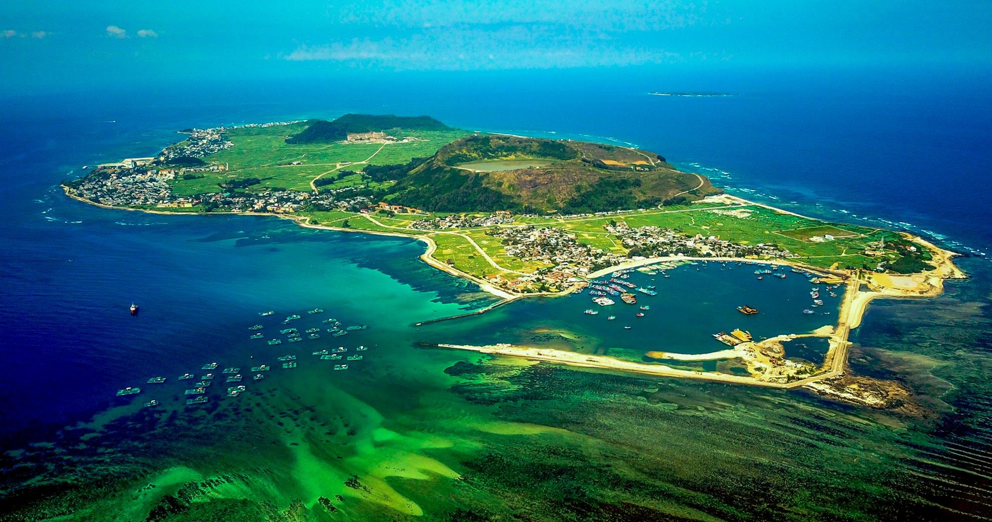 Hang nghin du khach do xo ra dao Ly Son dip le 30/4 hinh anh