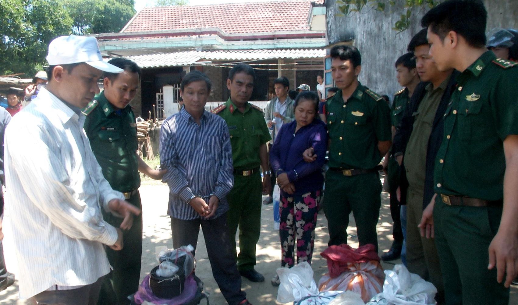 Hai vo chong tang tru hon nua tan thuoc no hinh anh