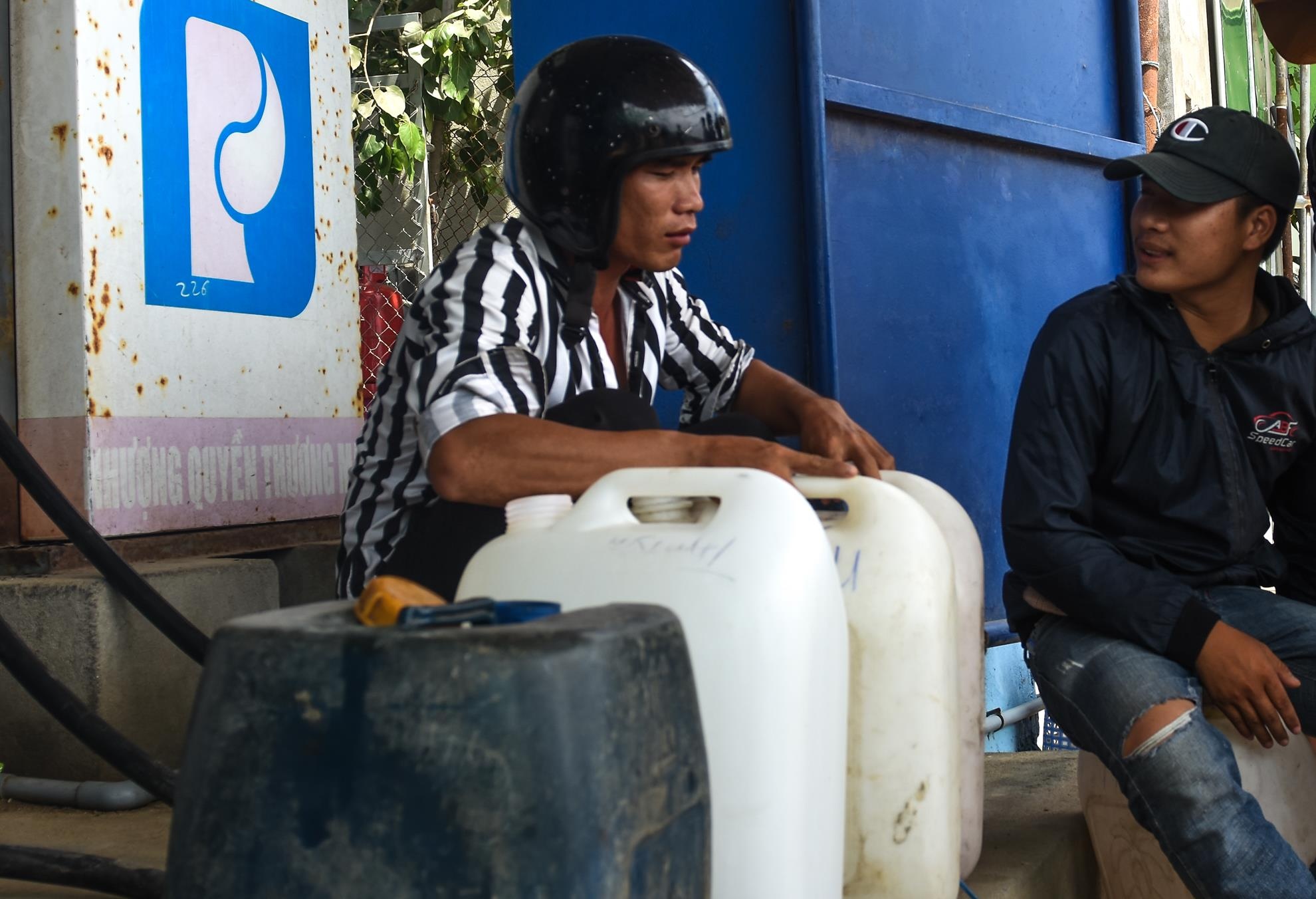 Chen nhau mua xang Ly Son anh 10