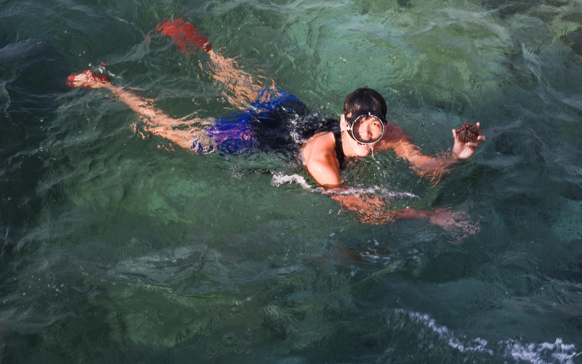 Chang trai tre me du lich anh 12