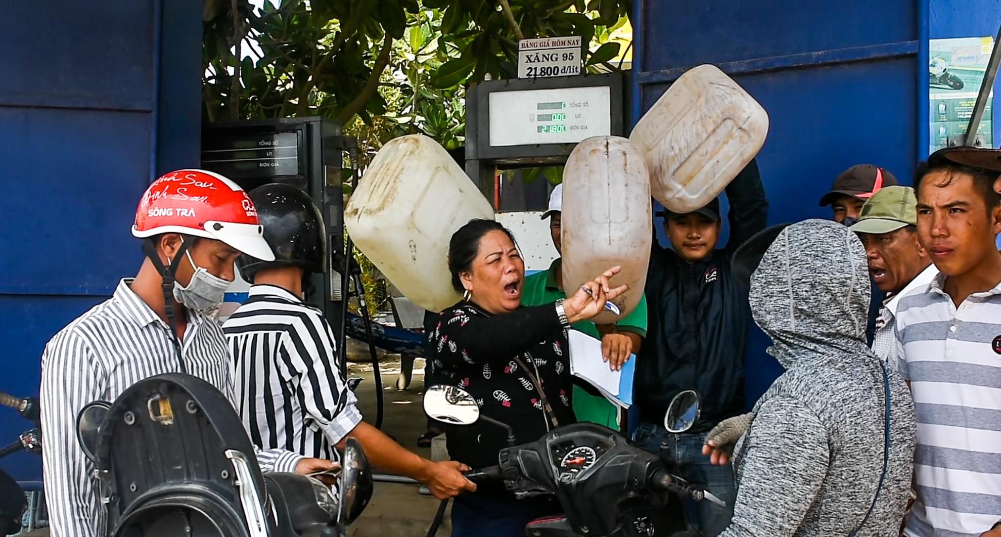 Chen nhau mua xang Ly Son anh 11