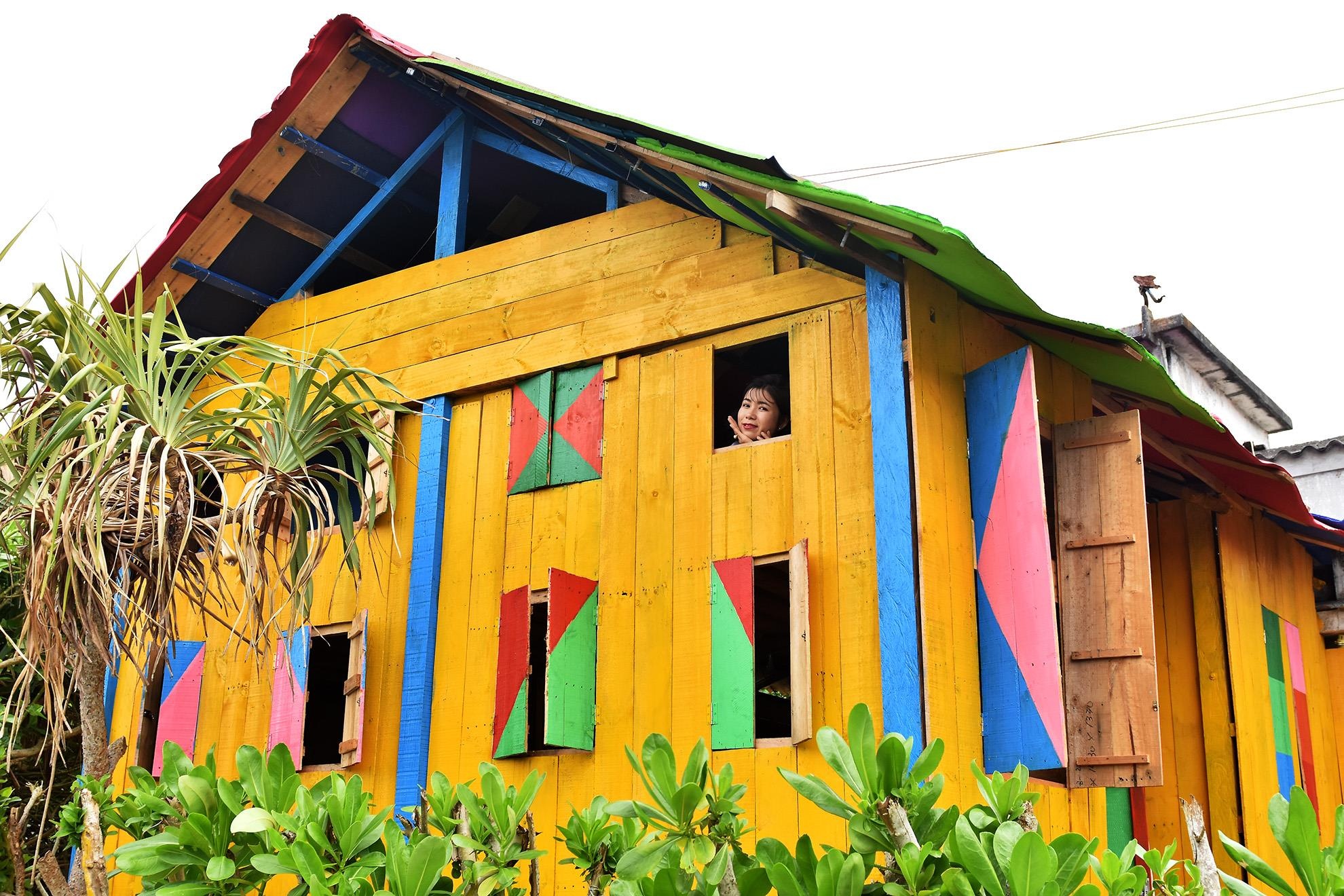 Chang trai tre me du lich anh 7