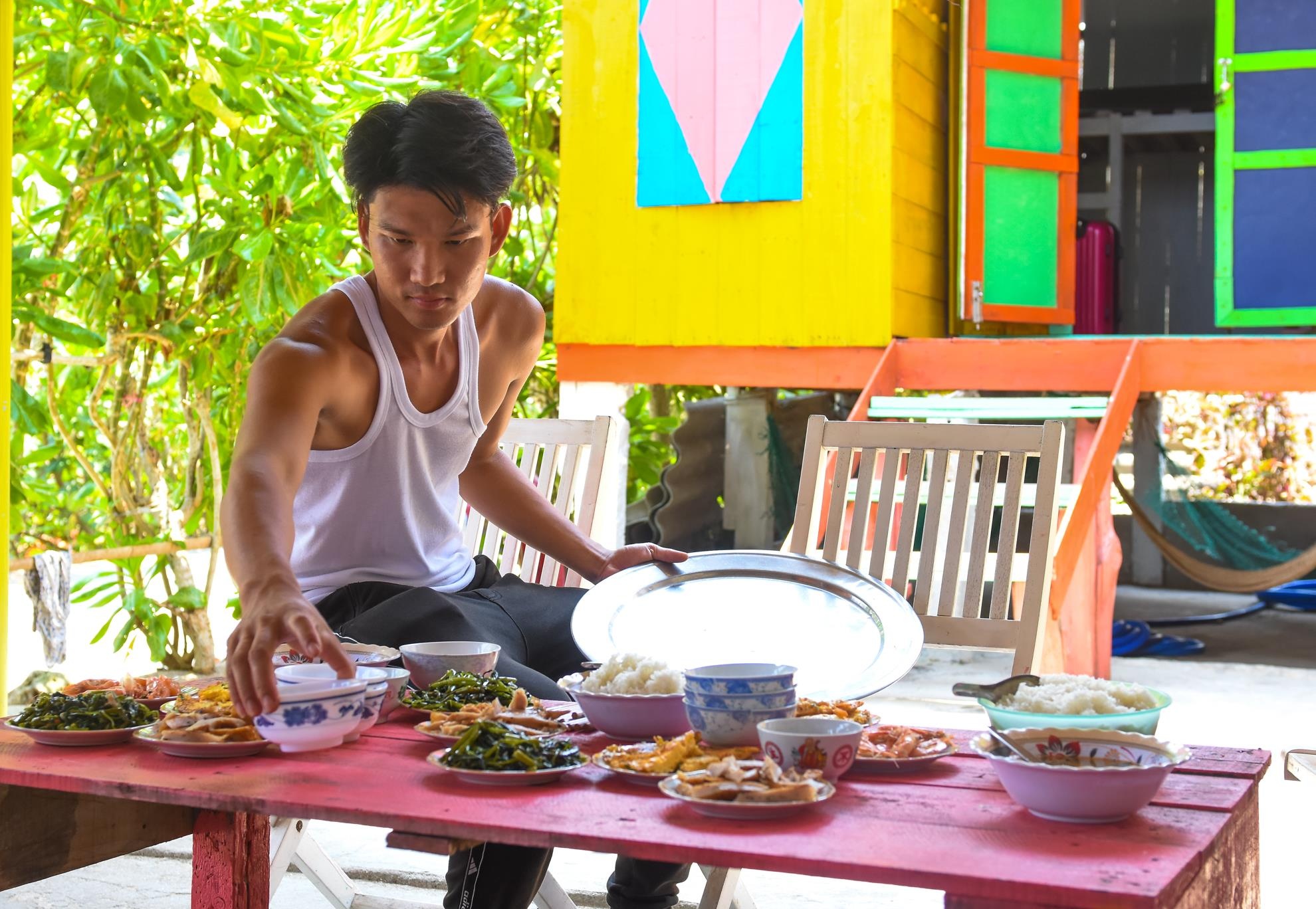 Chang trai tre me du lich anh 8