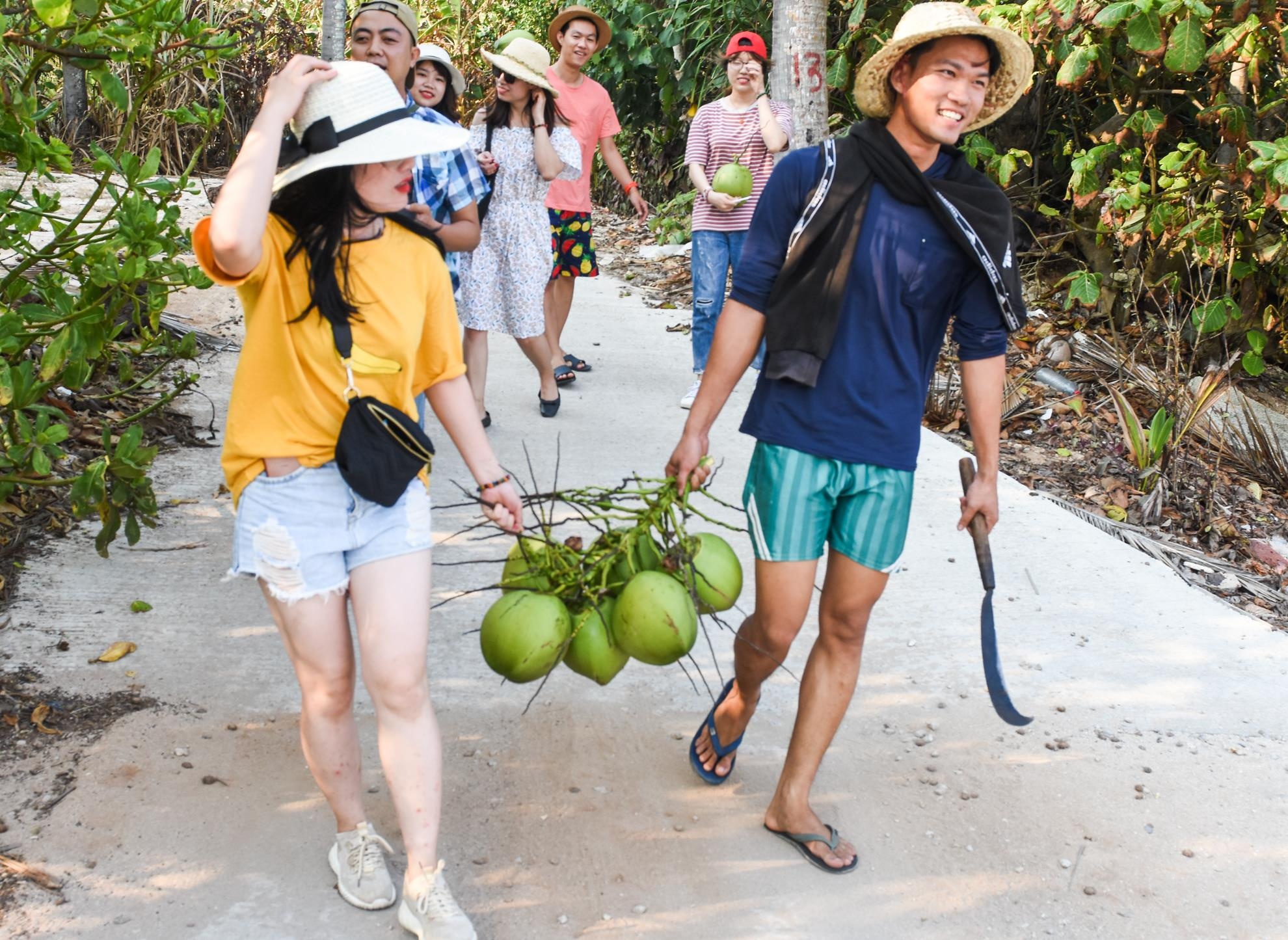 Chang trai tre me du lich anh 4