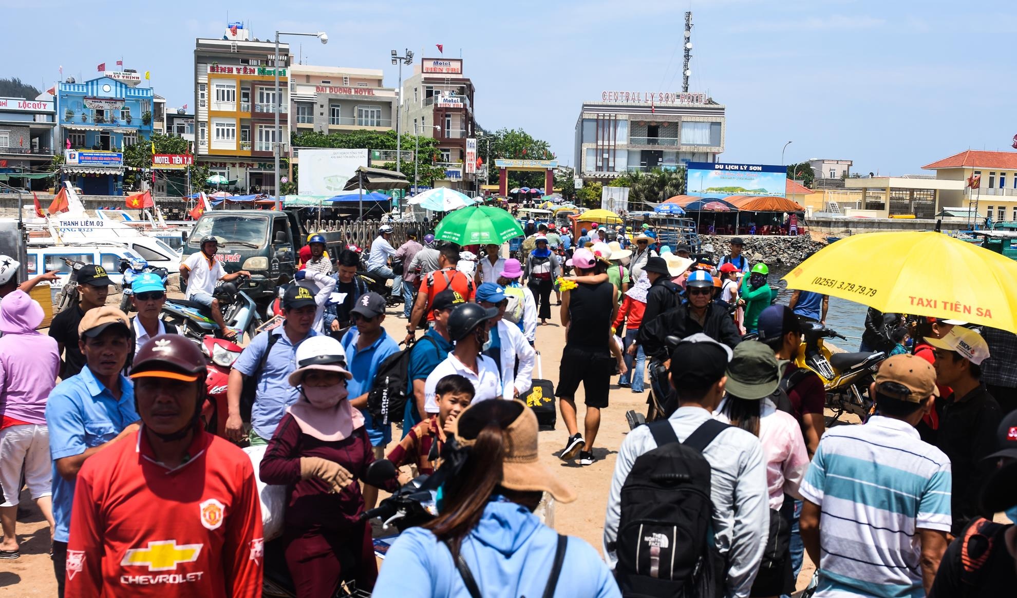 Chen nhau mua xang Ly Son anh 2