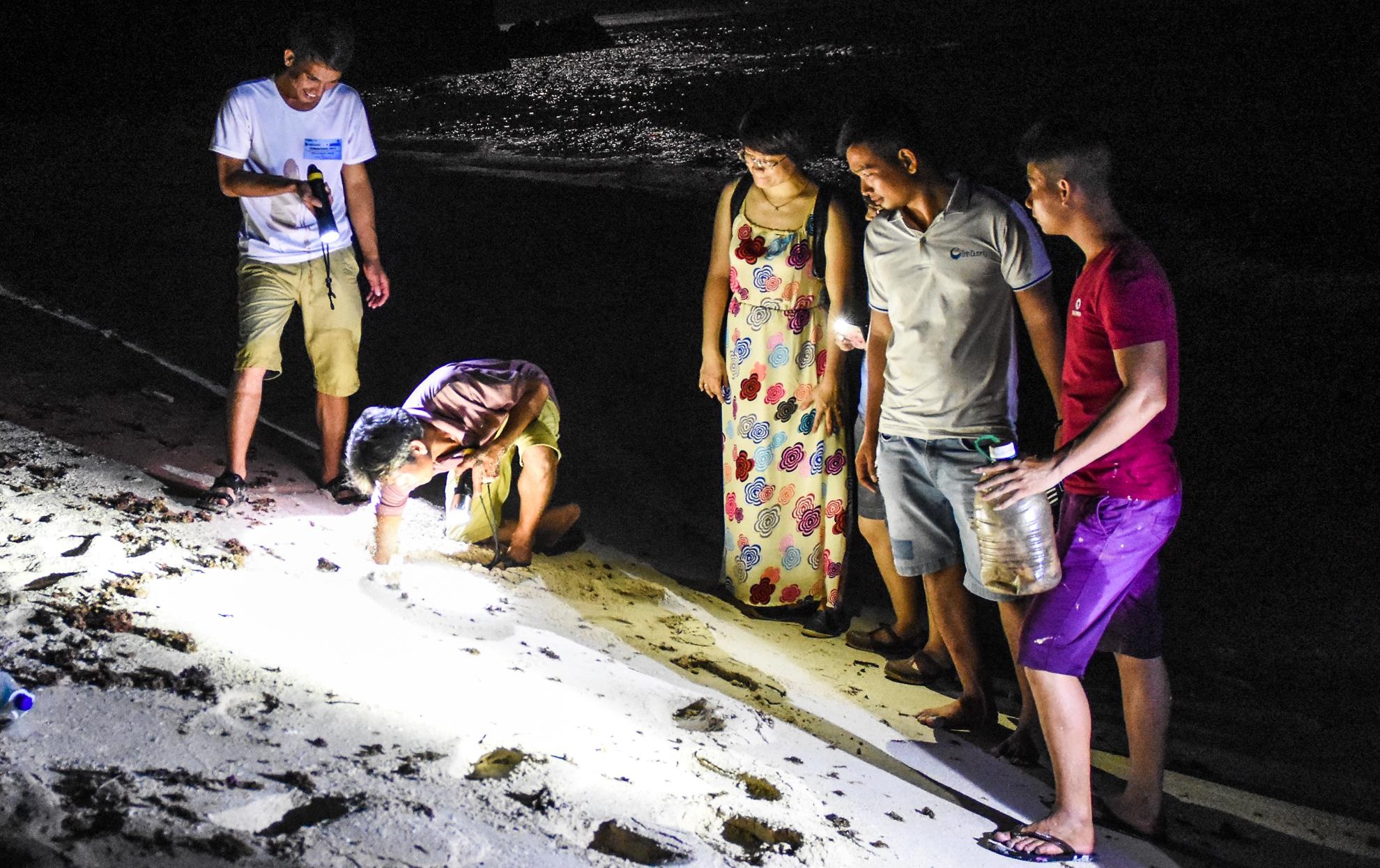 Chang trai tre me du lich anh 14