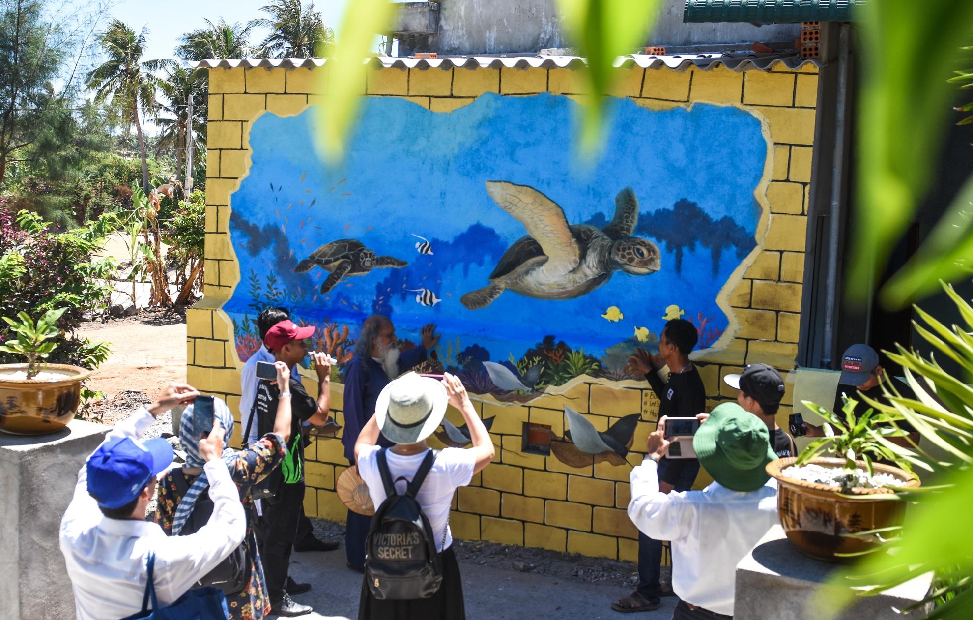 Chang trai tre me du lich anh 16