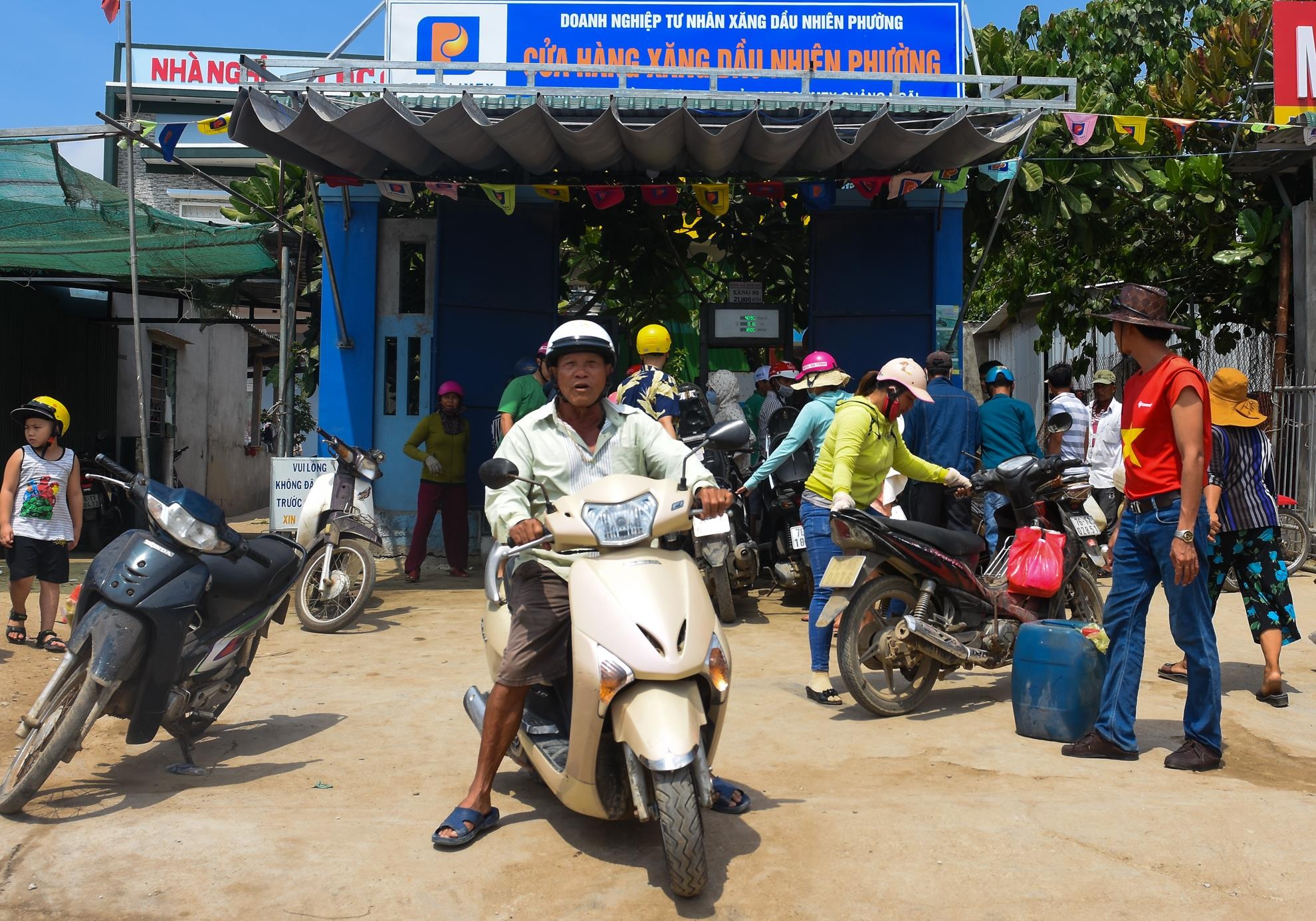 Chen nhau mua xang Ly Son anh 4