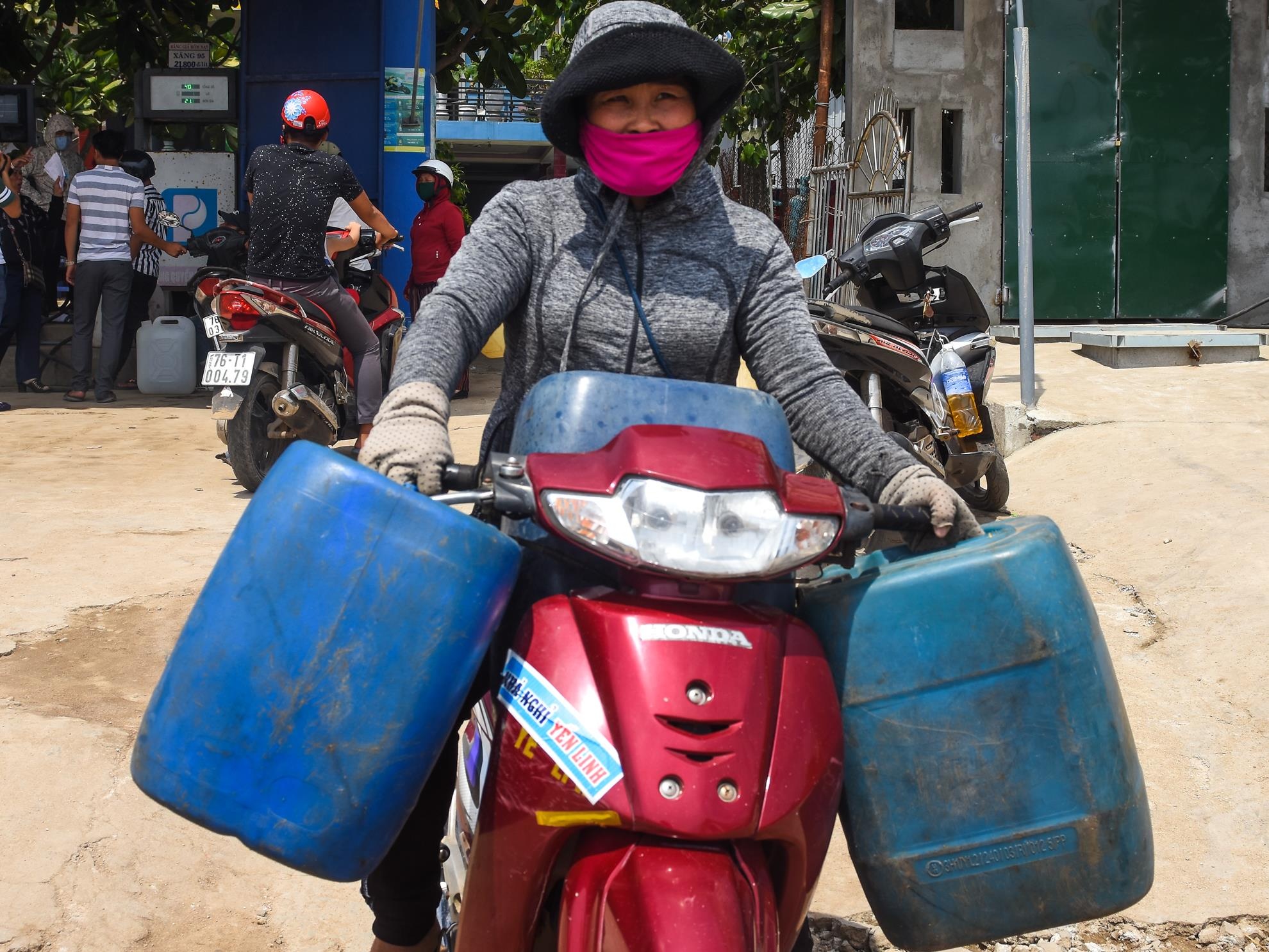 Chen nhau mua xang Ly Son anh 5