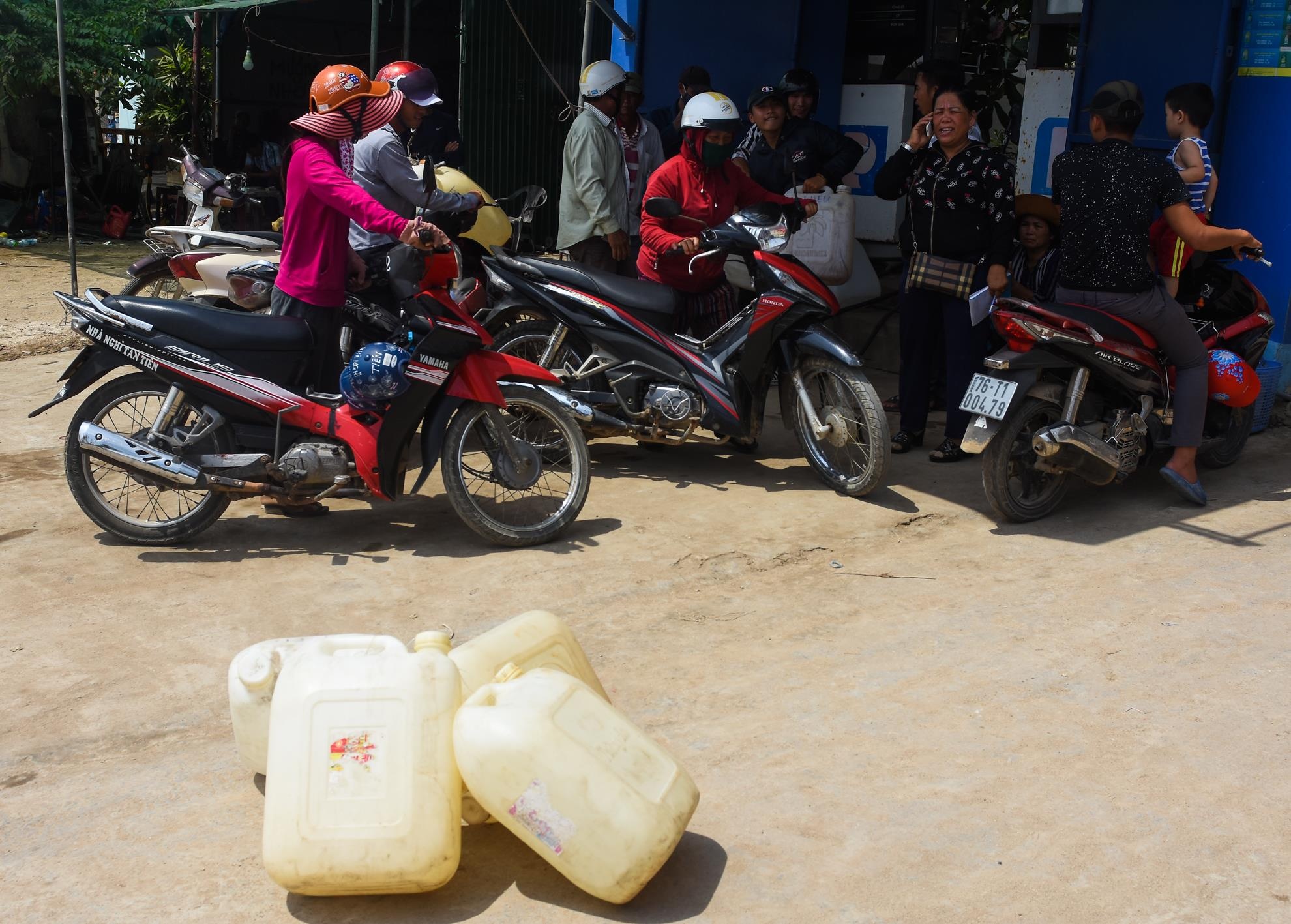 Chen nhau mua xang Ly Son anh 8