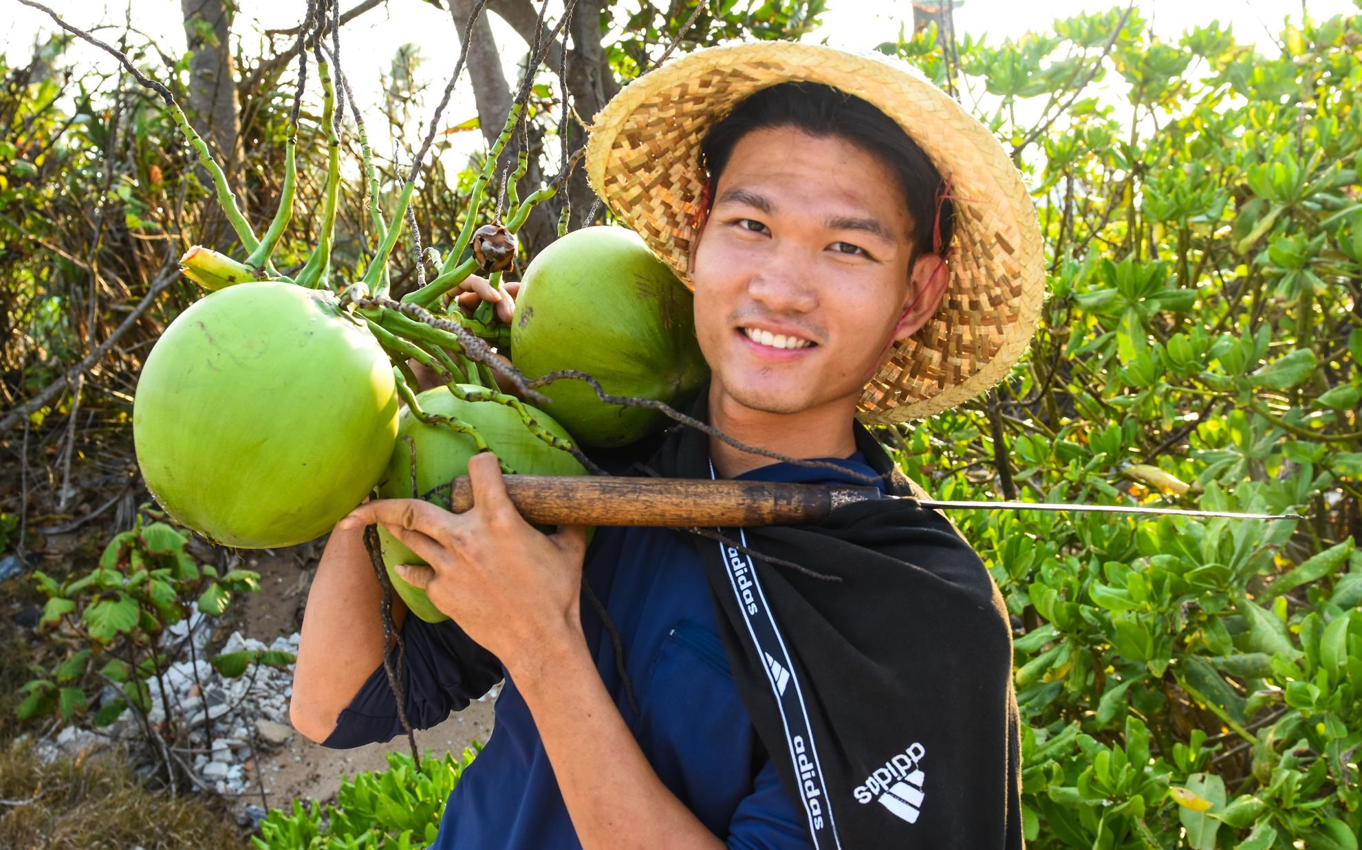 Chang trai tre me du lich anh 3