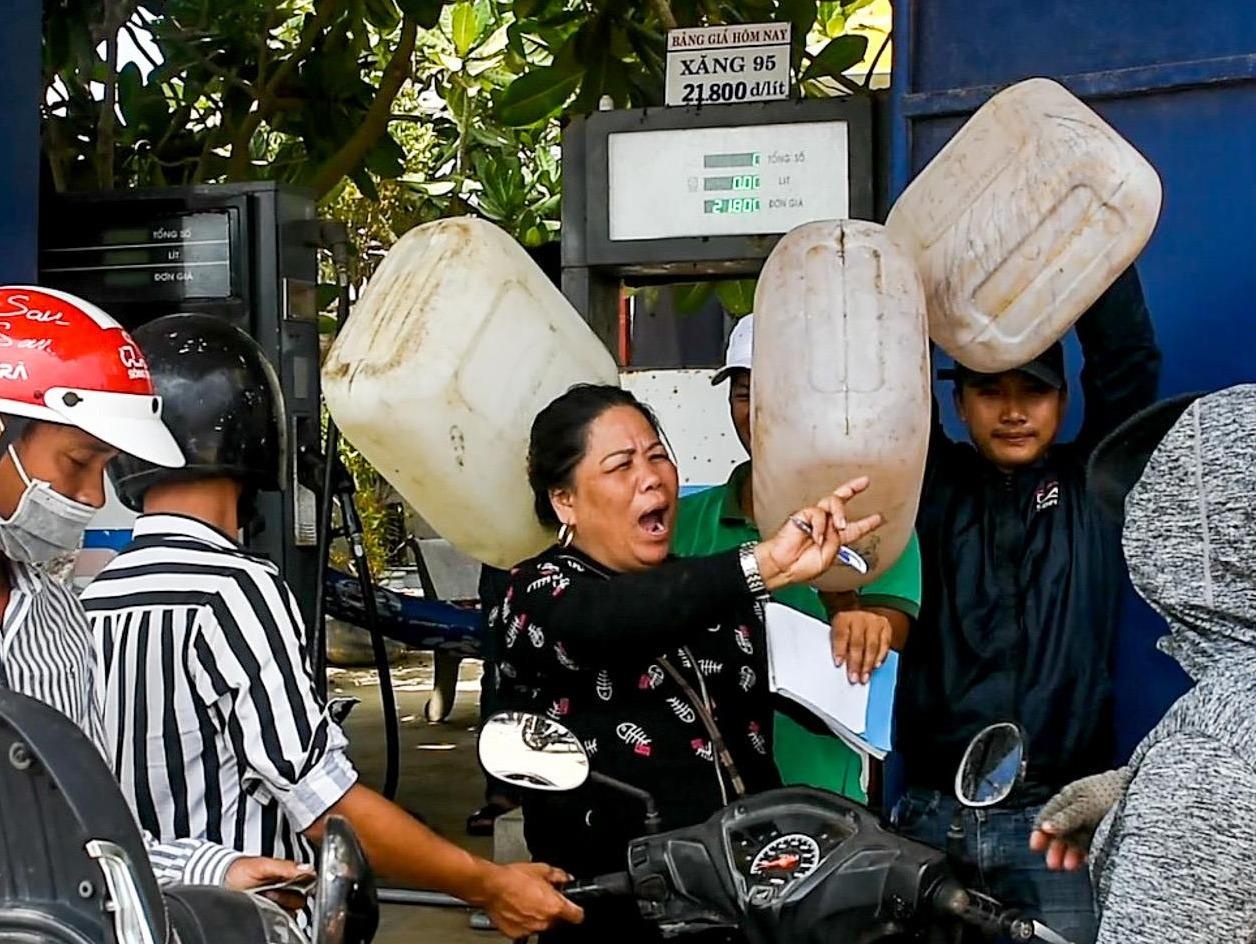 Dan tranh nhau mua xang o dao Ly Son truoc dip le 30/4 hinh anh