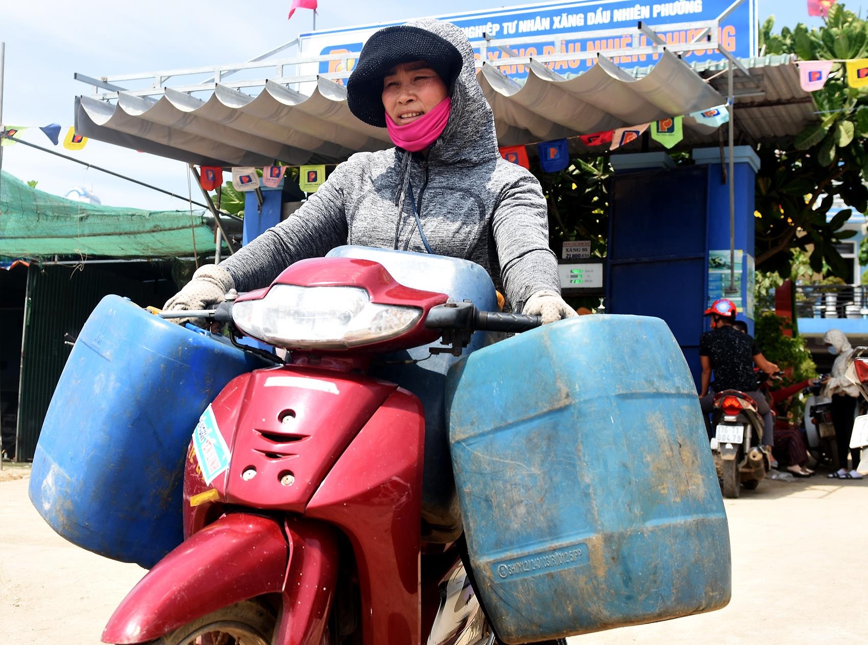 Canh chen lan mua xang du tru o huyen dao Ly Son truoc le 30/4 hinh anh