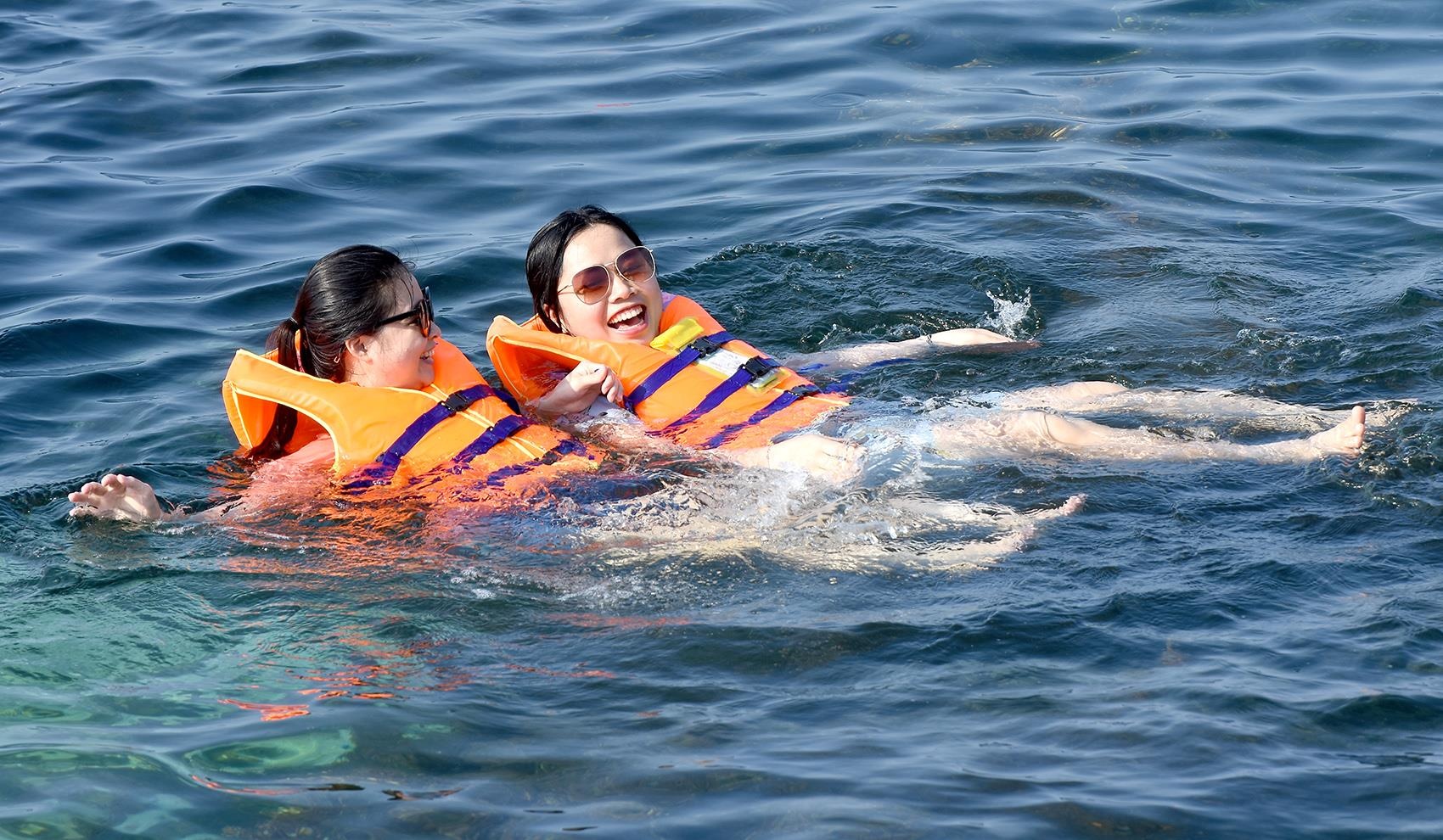 Du khach 'doi nang' xep hang mua ve ca no tham quan dao Be Ly Son hinh anh