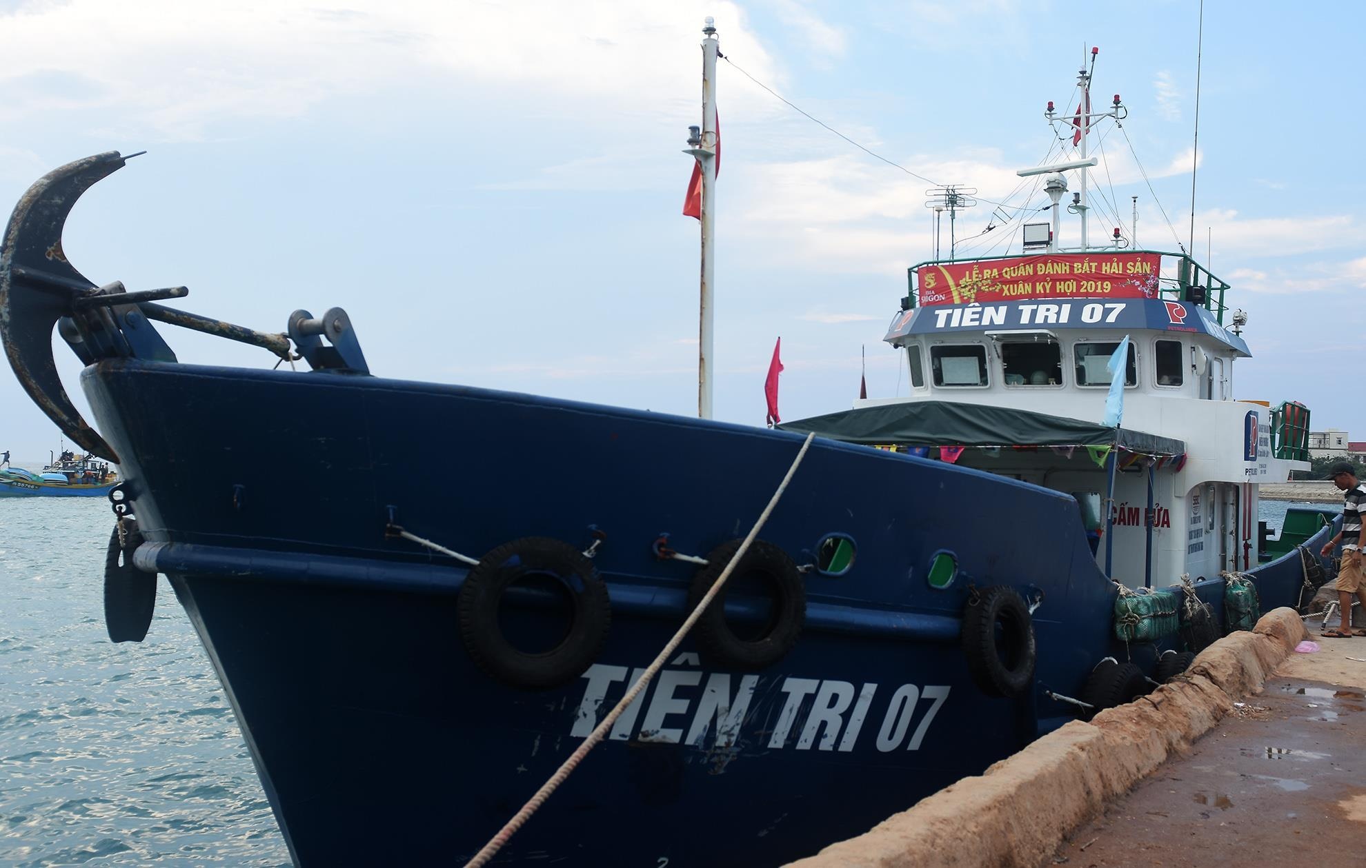 Dieu tau cho 60.000 lit xang ra dao Ly Son hinh anh