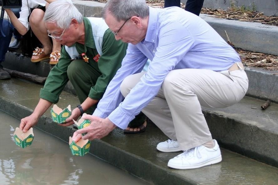 Hai nguoi linh tren chien truong Thanh co Quang Tri hinh anh