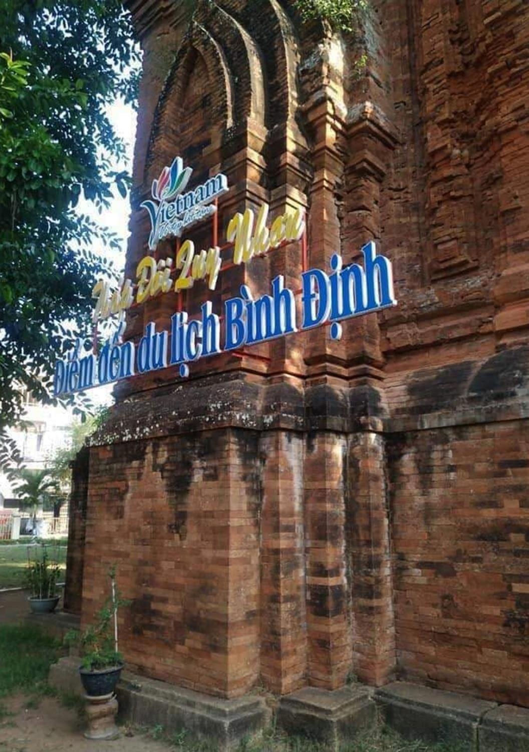 Thap Cham co bi xam hai anh 1