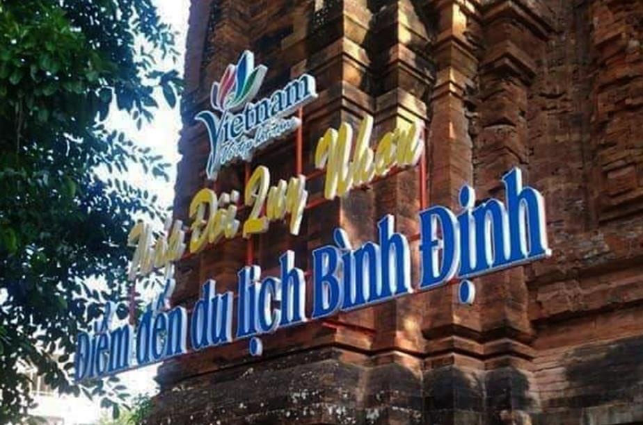 Thap Cham nghin nam tuoi bi dong khung thep de quang ba du lich hinh anh