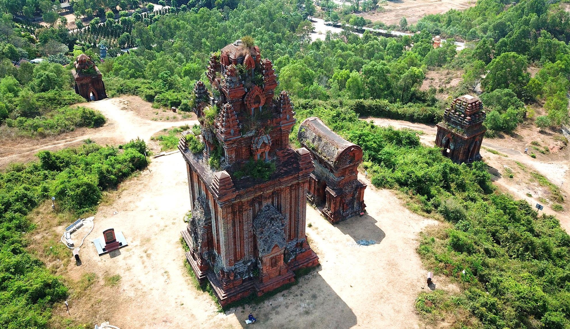 Lanh dao Binh Dinh len tieng viec thap Cham bi dong khung thep hinh anh