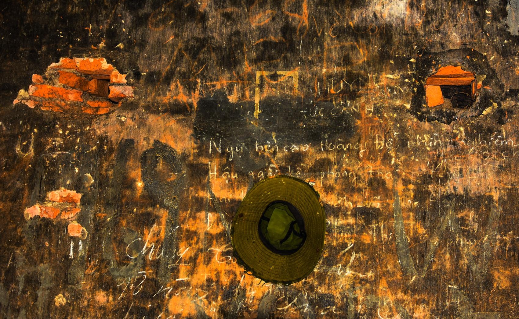 Vet thung day tren tuong thap Cham nghin nam o Binh Dinh hinh anh