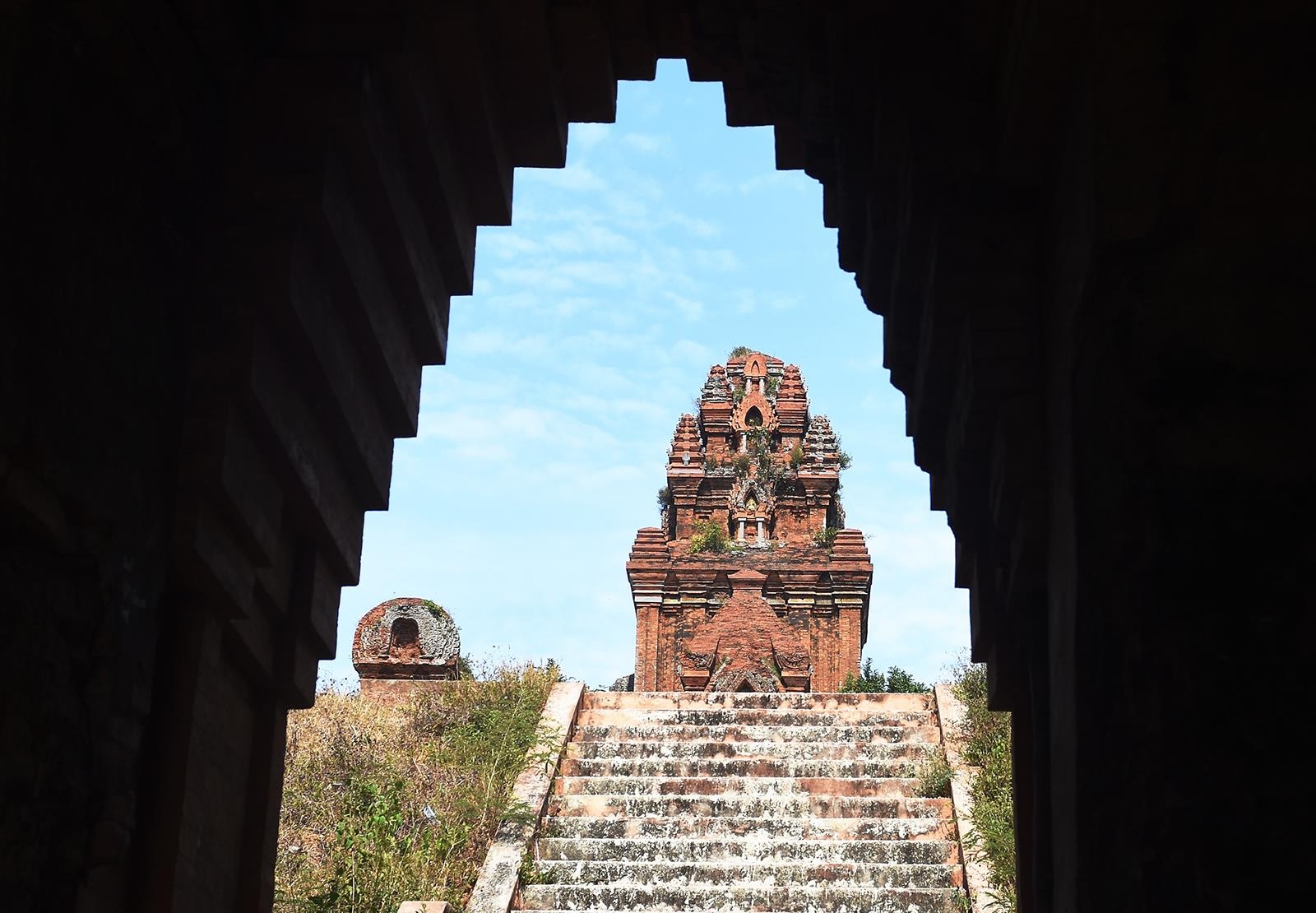 Giam doc Bao tang Binh Dinh noi lo thung tren thap co do trung dan hinh anh