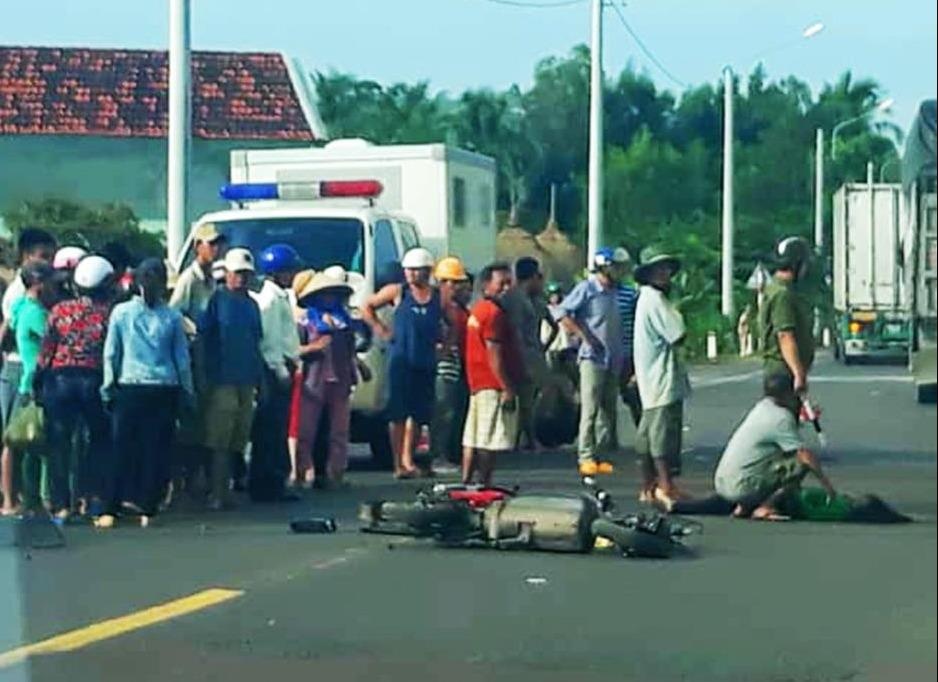 Hai me con tu vong sau va cham voi xe cong an hinh anh