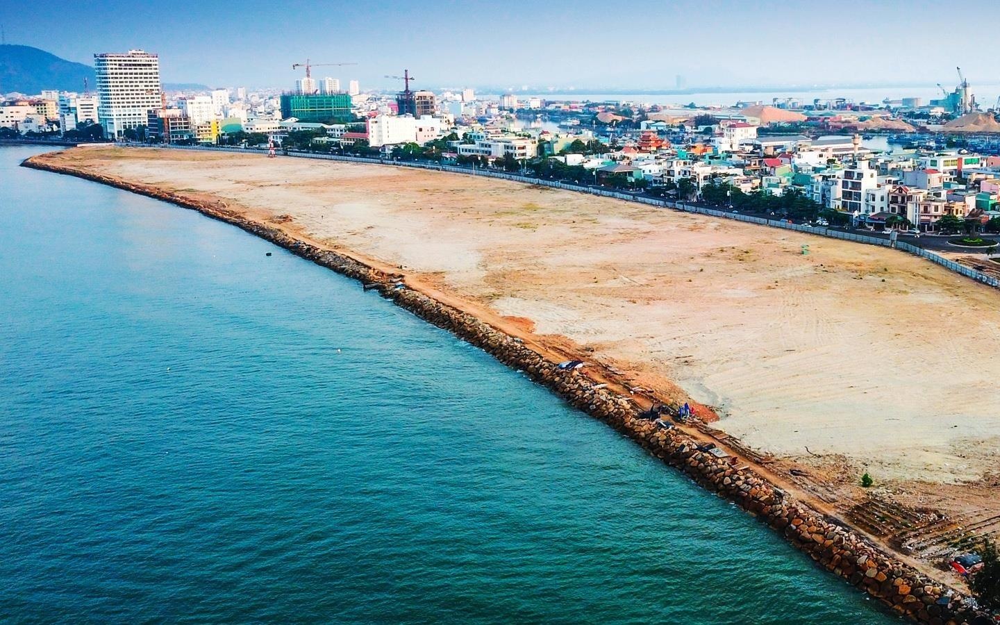 Can canh khu lan bien bo hoang 6 nam ben pho bien Quy Nhon hinh anh