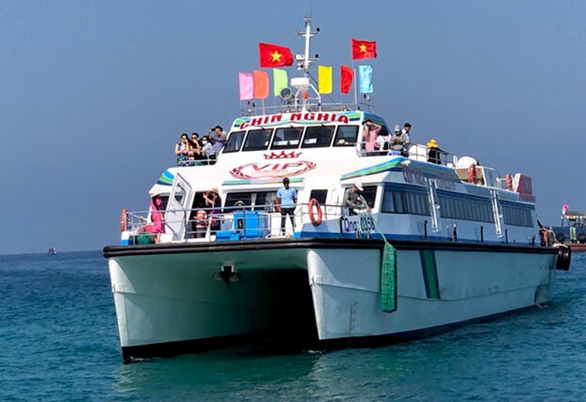 Tau sieu toc 1 trieu USD cho khach ra dao Ly Son hinh anh