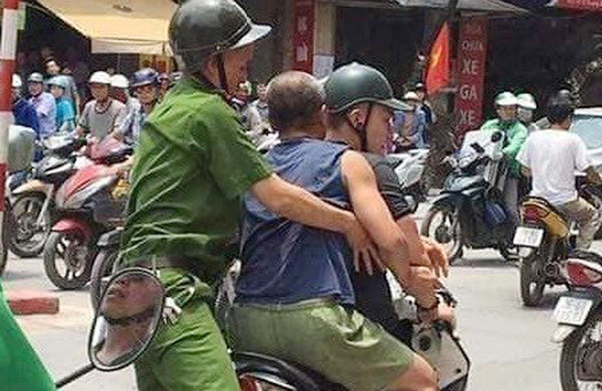 Nguoi dan ong say xin dap vo chai thuy tinh tan cong canh sat hinh anh