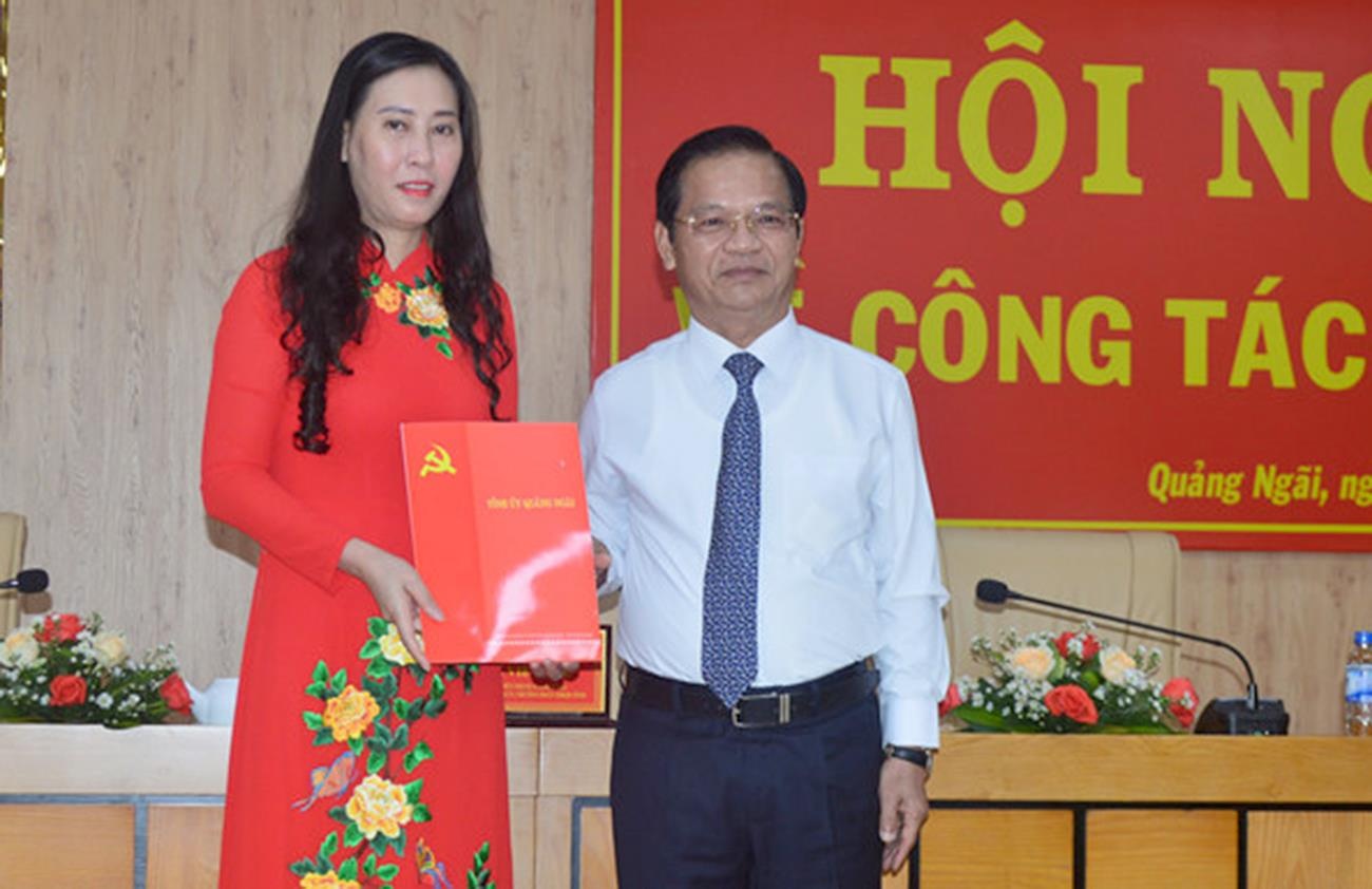 Bo Chinh tri chuan y chuc danh Pho bi thu Tinh uy Quang Ngai hinh anh