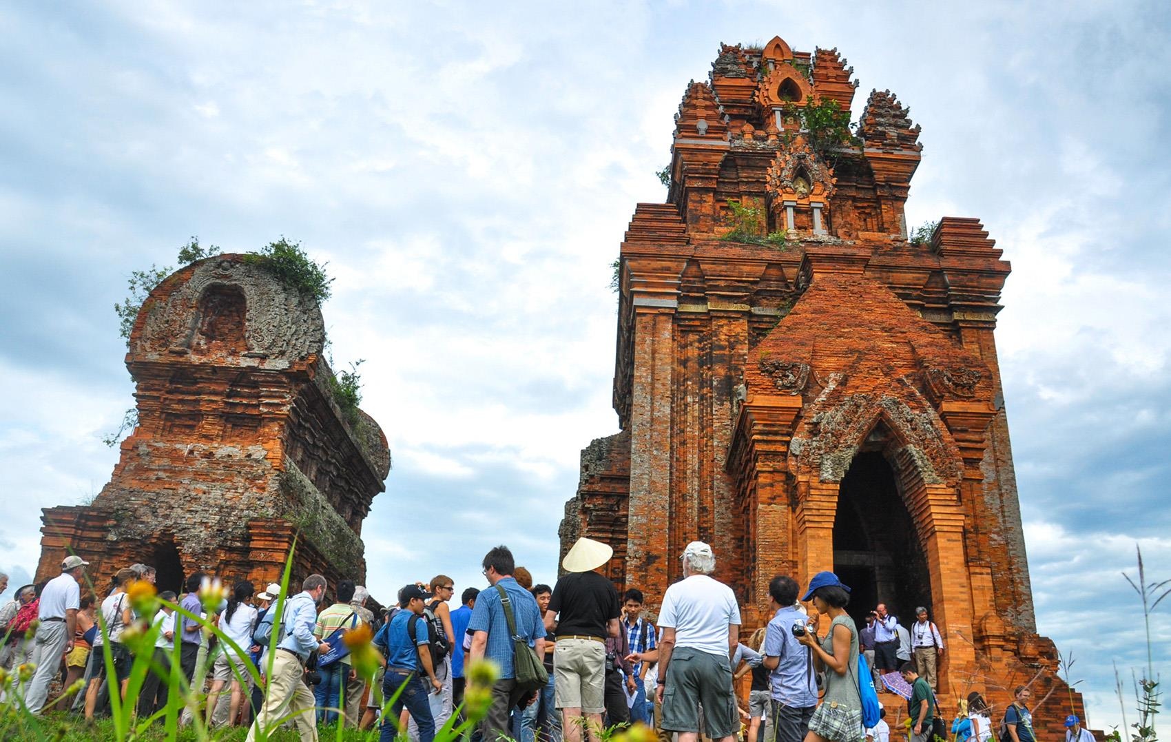 Di san van hoa thap Cham bi an nghin nam tuoi o Binh Dinh hinh anh