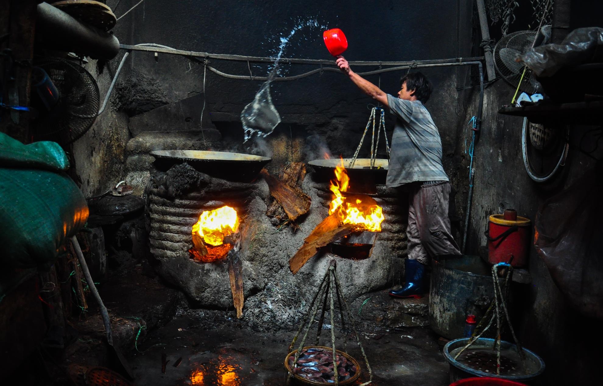 Muu sinh nhoc nhan ben chao lua hap ca o Cang Quy Nhon hinh anh