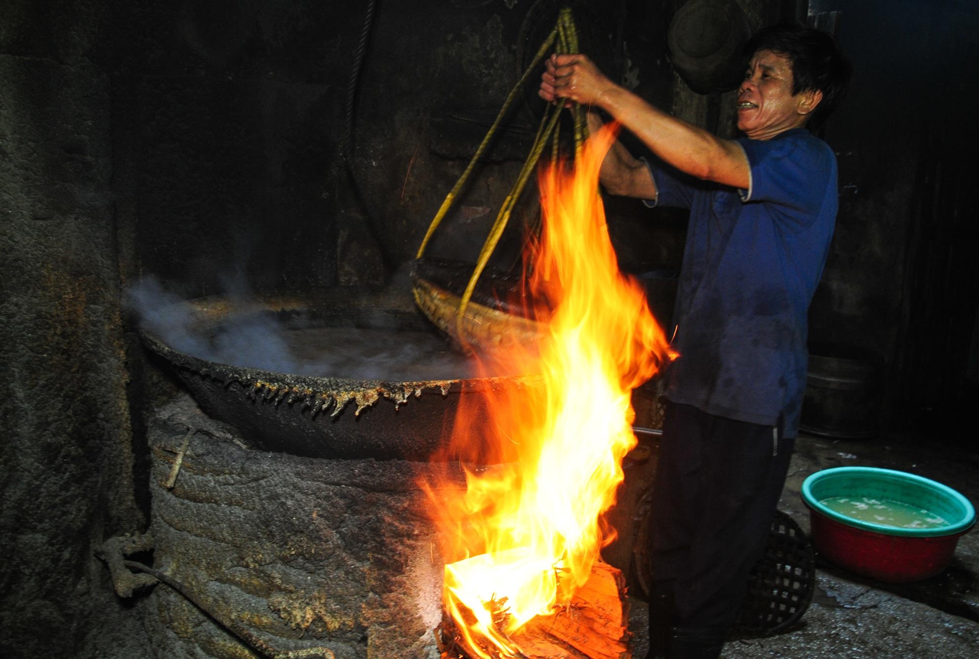 Nhoc nhan kiem song ben chao lua hap ca o cang Quy Nhon hinh anh