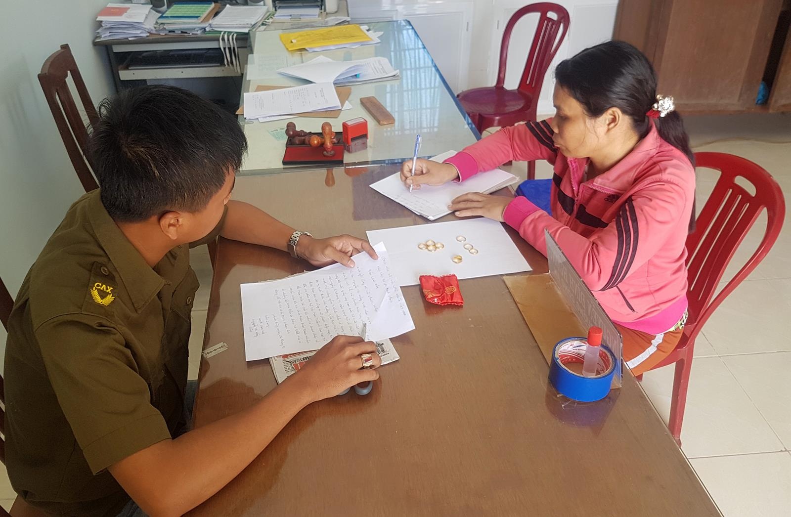 Hai hoc sinh lop 3 tra tui vang cho nguoi danh roi hinh anh