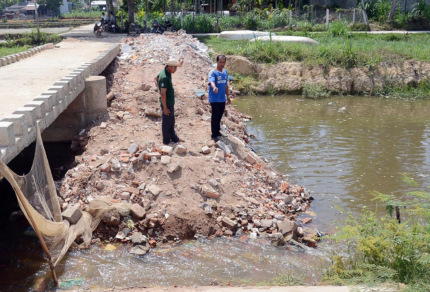 Dieu tra nguyen nhan dong kenh bi nhuom den o Quang Ngai hinh anh