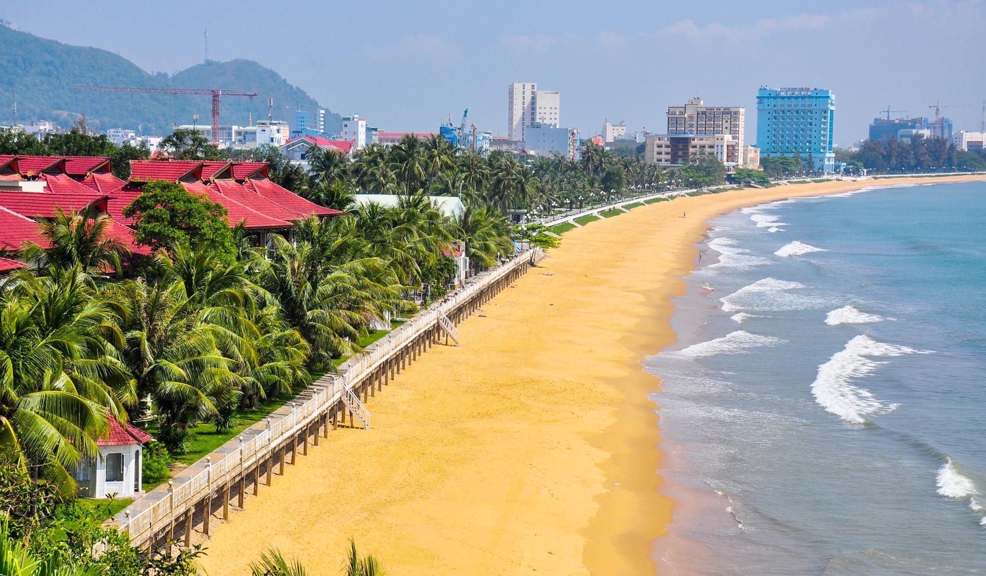 Binh Dinh doi 3 khach san lon, tra lai canh quan cho bo bien Quy Nhon hinh anh