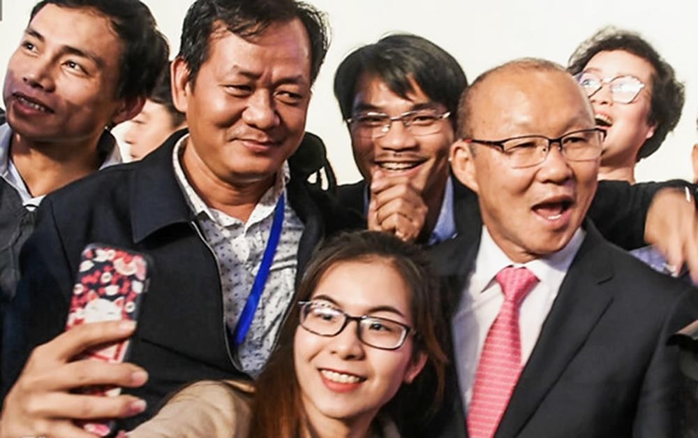 Quang Ngai moi HLV Park Hang-seo giao luu voi gioi tre hinh anh