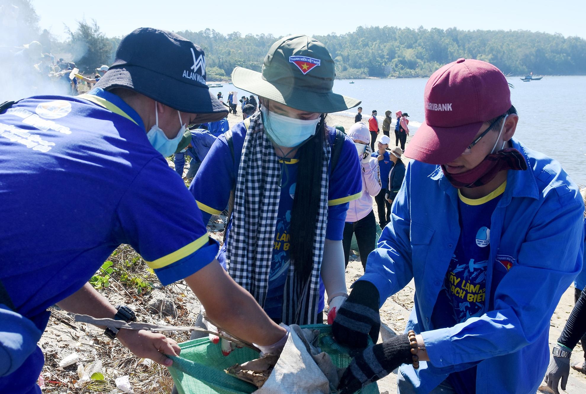 2.000 ban tre chung tay lam sach bo bien Quang Ngai hinh anh