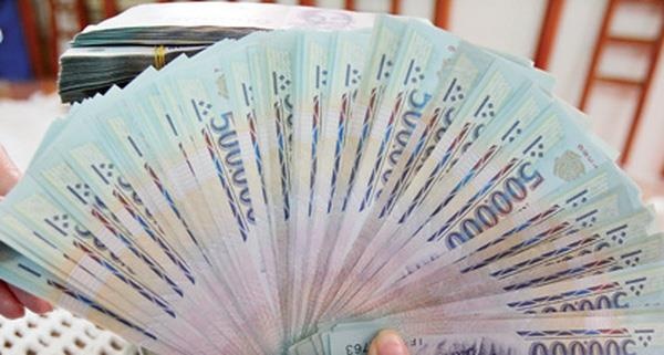 Nam dieu duong khong che con tin, doi cong an dua oto va 500 trieu hinh anh