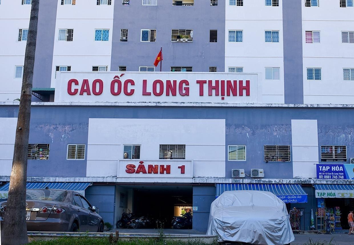 Nghich ly dan chung cu thu nhap thap co hang tram oto hinh anh