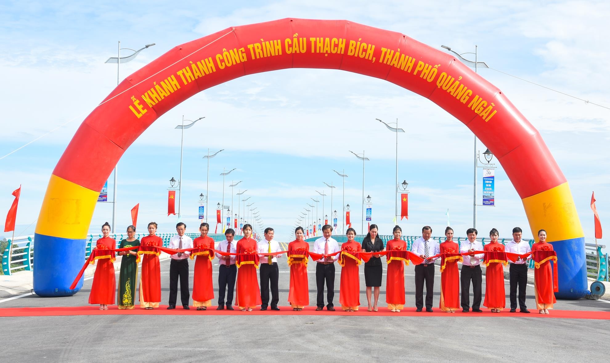 Khanh thanh cau Thach Bich Quang Ngai anh 1