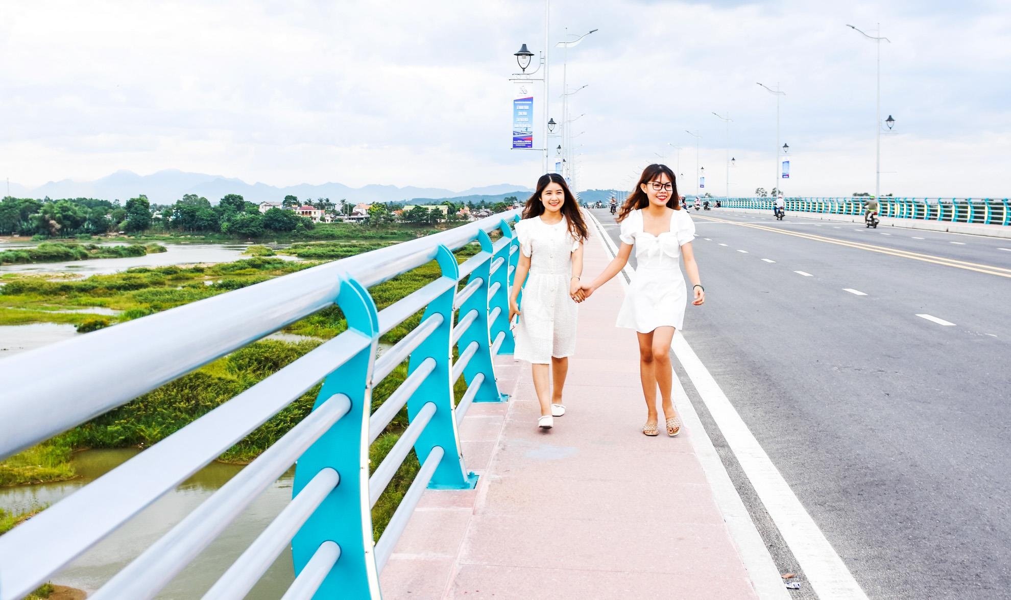 Khanh thanh cau Thach Bich Quang Ngai anh 13