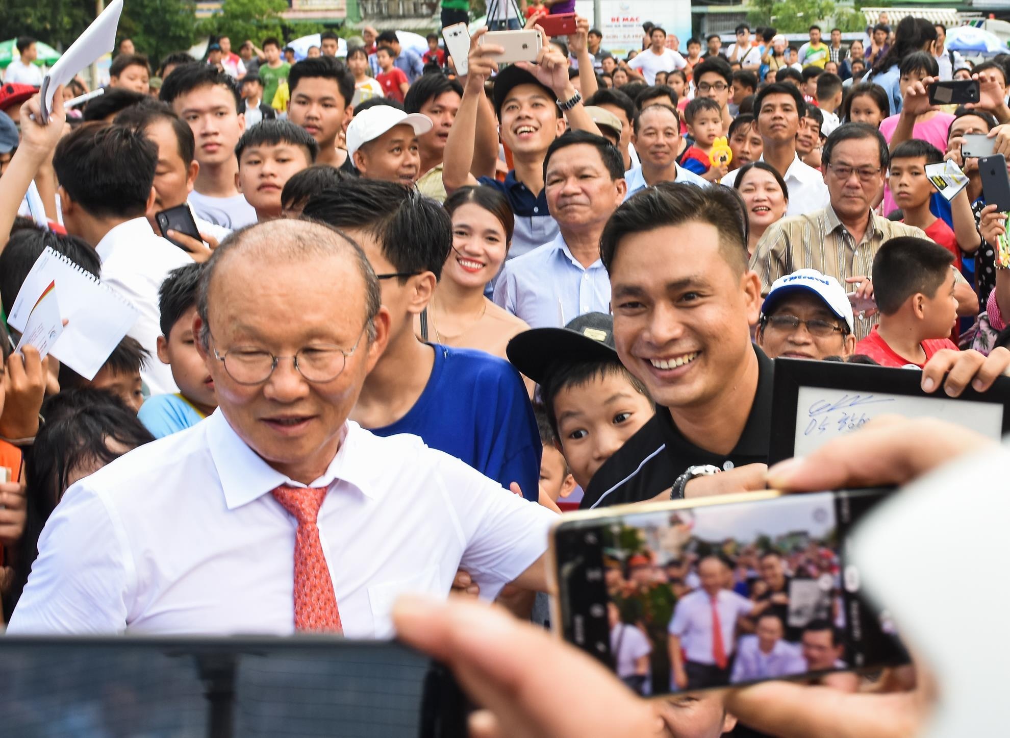 Nguoi ham mo vay quanh HLV Park Hang-seo o Quang Ngai hinh anh