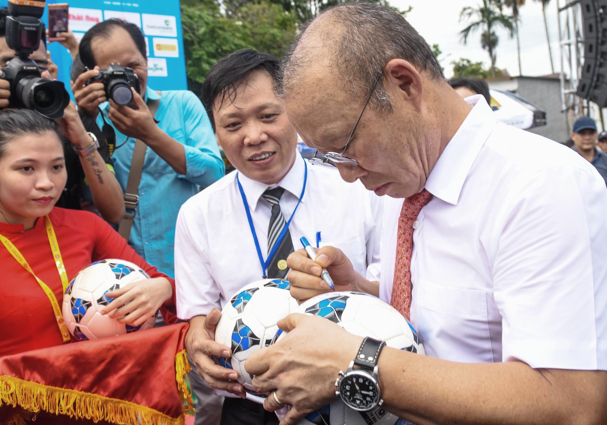 Giao luu voi ong Park Hang Seo anh 4