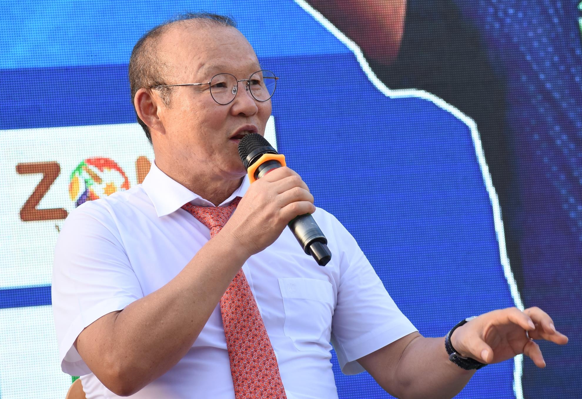 HLV Park Hang-seo khoi day dam me bong da cho gioi tre Quang Ngai hinh anh