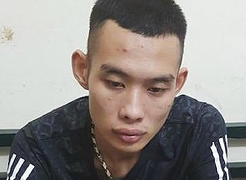 Tu choi rot bia tiep khach, co gai tre bi nhom con do danh dap hinh anh